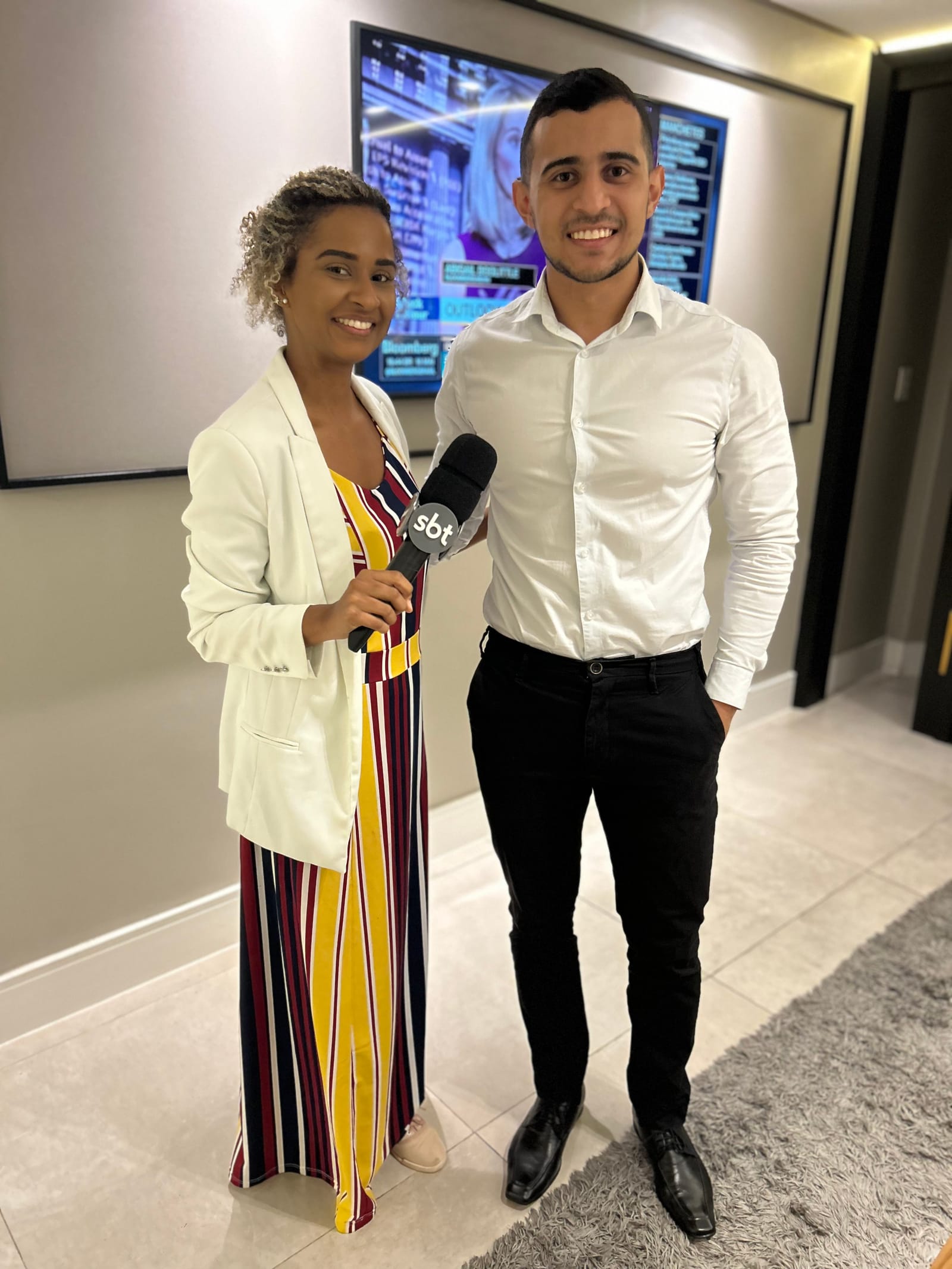 Matheus Lothar ao lado de repórter do SBT após entrevista