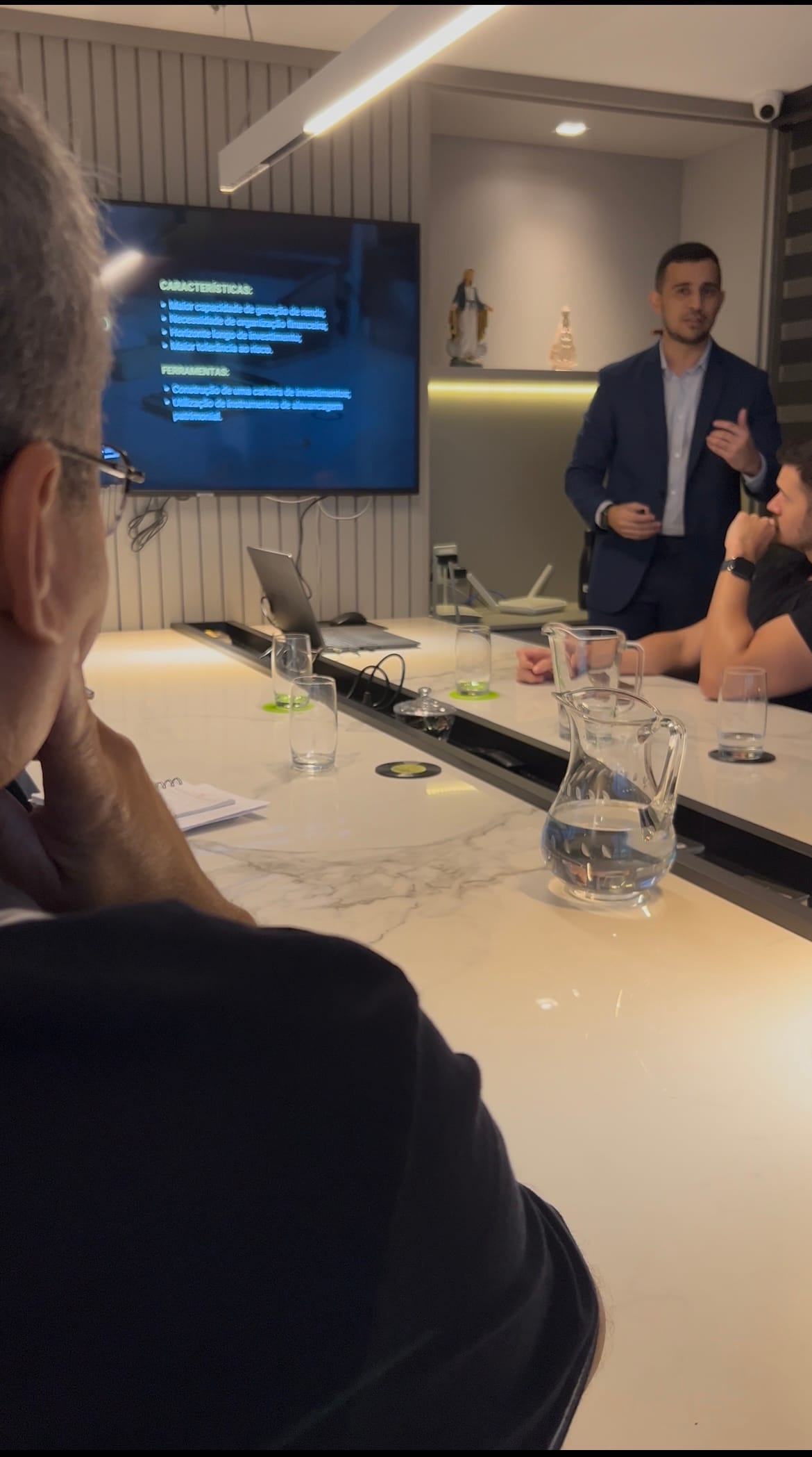Matheus Lothar conduzindo palestra sobre investimentos