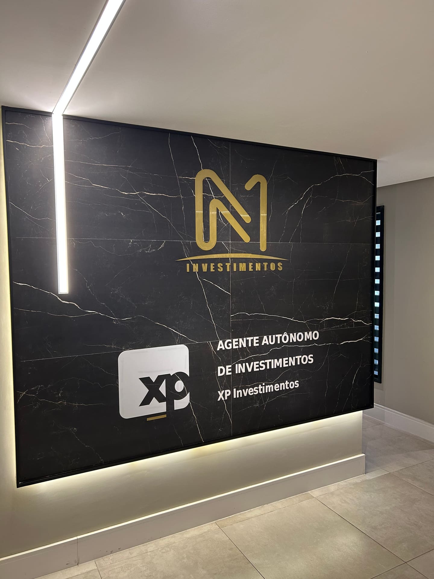 Identidade visual da N1 Investimentos no escritório