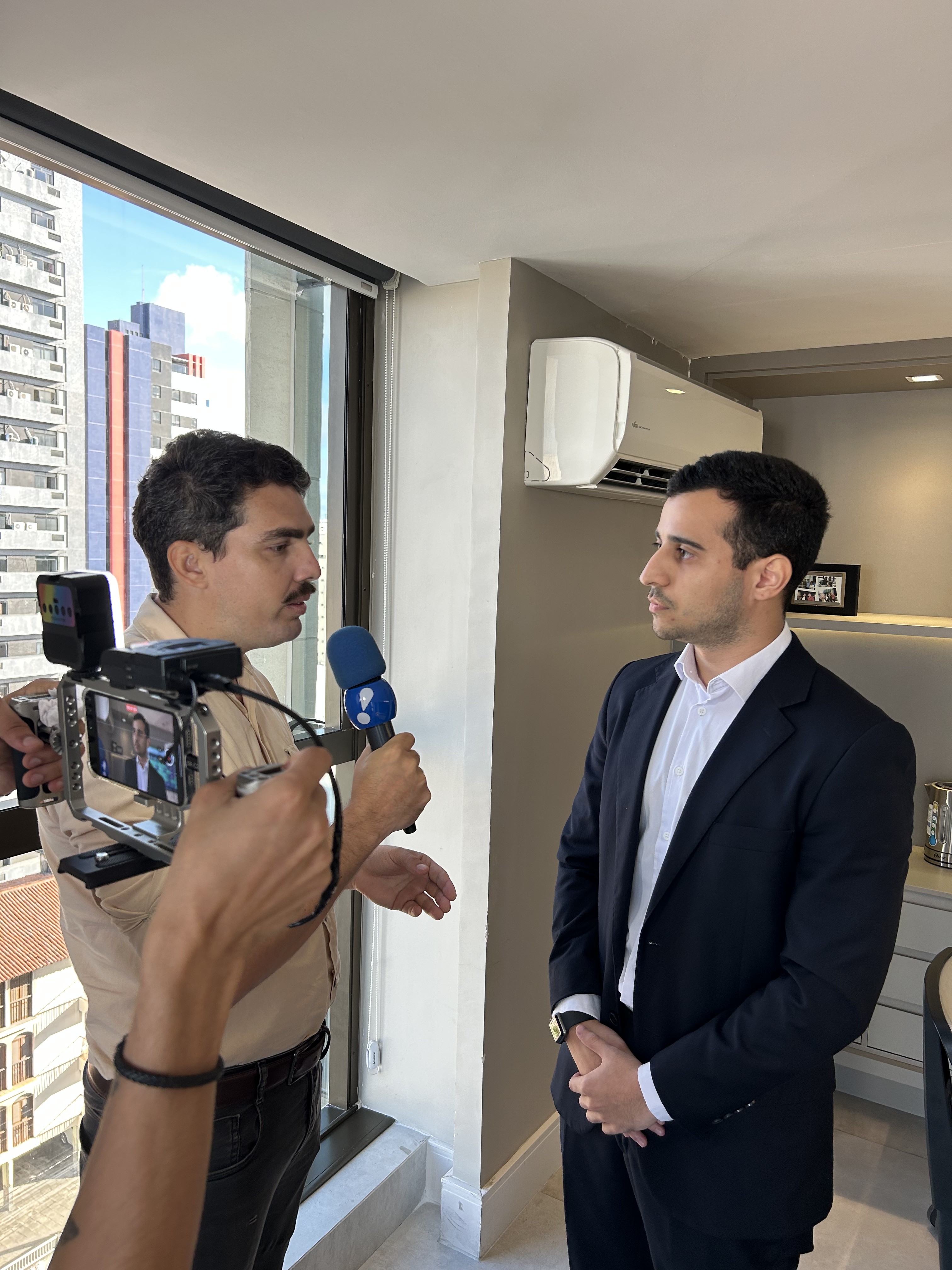Matheus Lothar concedendo entrevista à RedeTV